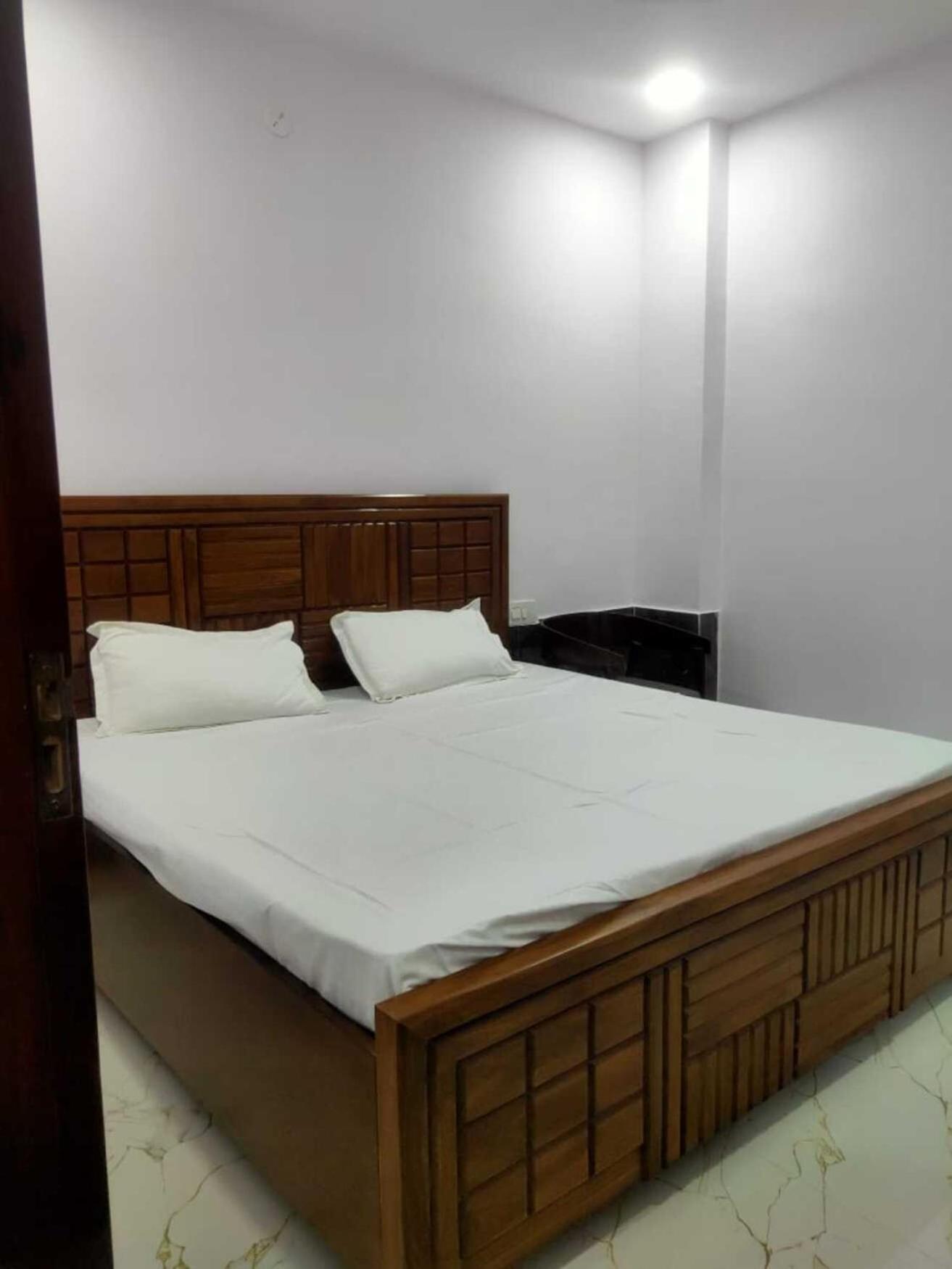 Cozy - Near Us Embassy New Delhi